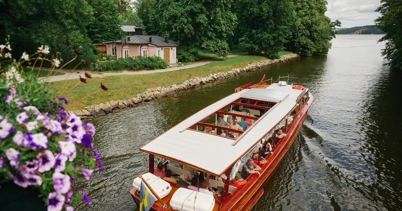 Schärentour mit klassischem Holzboot