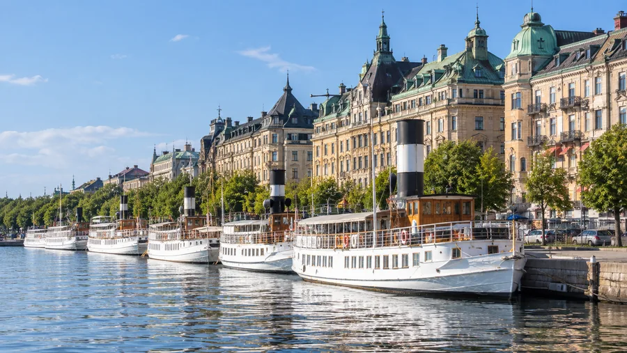 Klassische weiße Schärendampfschiffe am Steg in der Stockholmer Innenstadt an einem Sommermorgen.